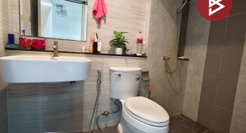 For sale 4 bedrooms townhouse in Mueang Samut Prakan, Samut Prakan