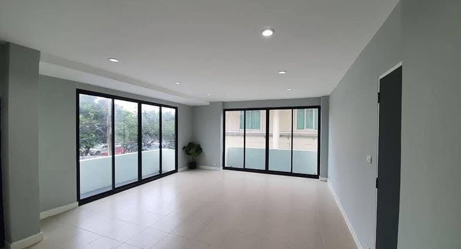 Oficina en alquiler en Lat Phrao, Bangkok