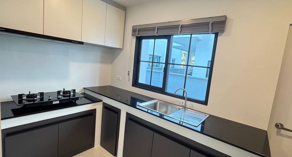 Casa en alquiler y en venta de 4 habitaciones en Bang Phli, Samut Prakan