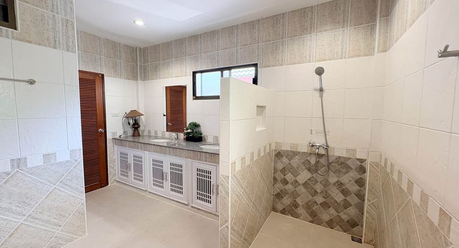 For rent and for sale 3 bedrooms villa in Bang Lamung, Chonburi