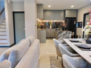 Casa adosada en alquiler y en venta de 4 habitaciones en Prawet, Bangkok
