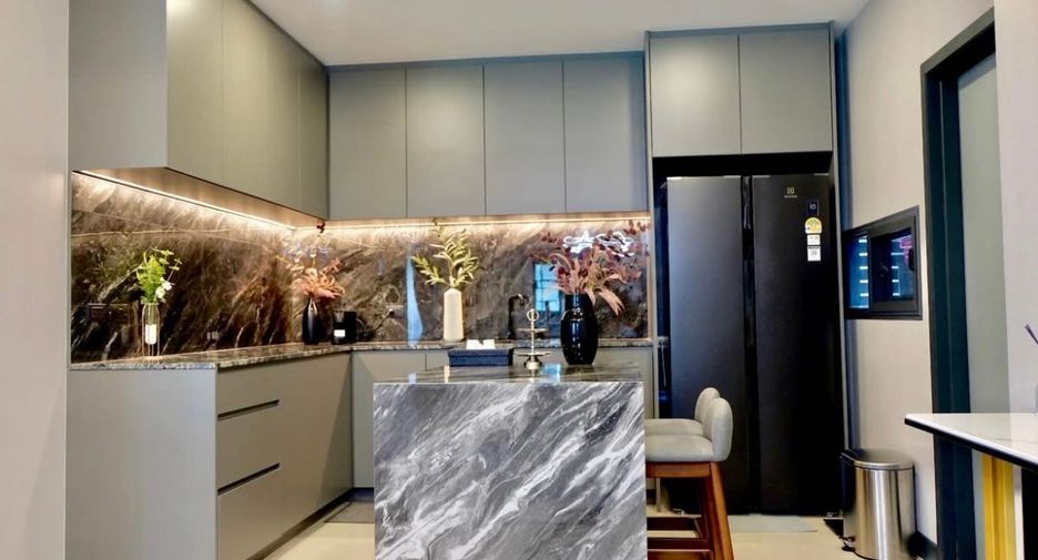 Casa adosada en alquiler y en venta de 4 habitaciones en Prawet, Bangkok