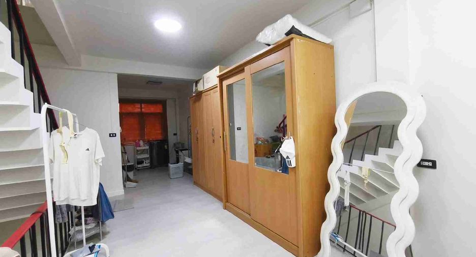 出售 4 卧室 独立屋 在 Thon Buri, 曼谷