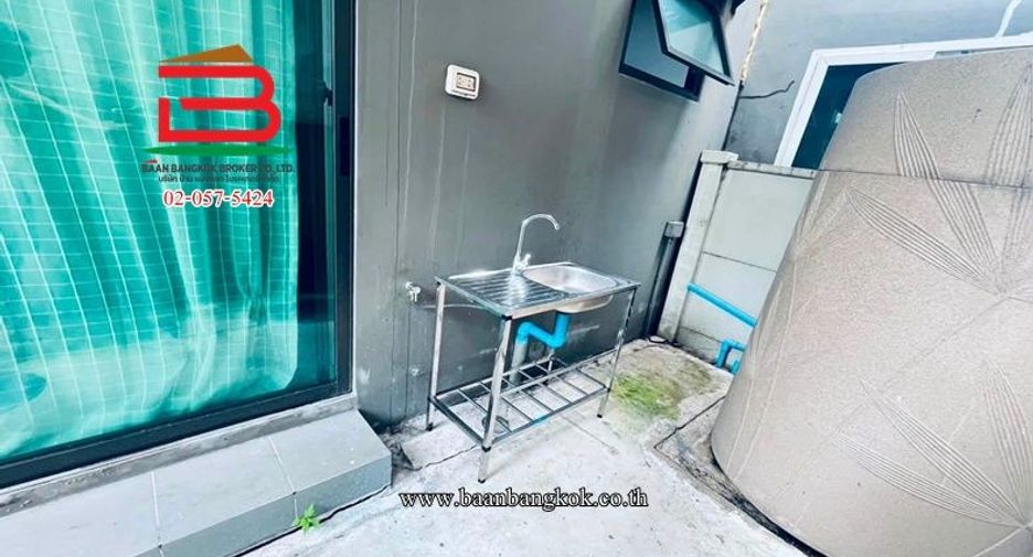 Casa adosada en venta de 3 habitaciones en Saphan Sung, Bangkok