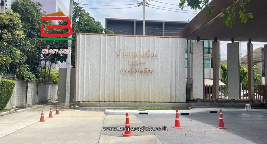 Casa adosada en venta de 3 habitaciones en Saphan Sung, Bangkok