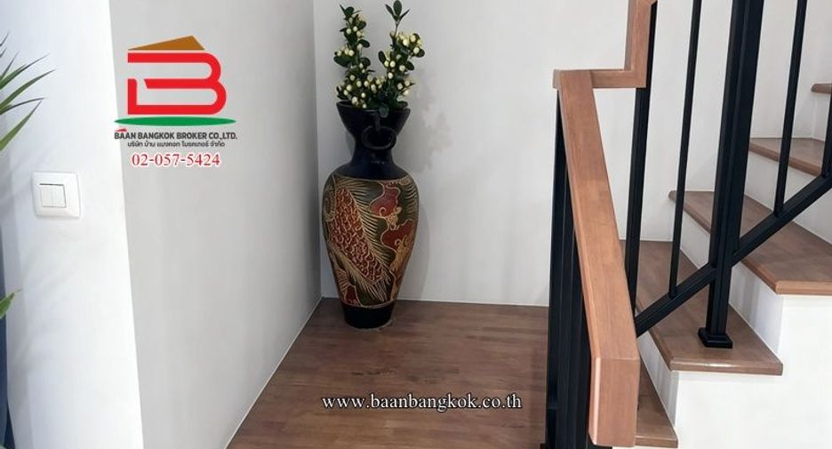 Casa adosada en venta de 3 habitaciones en Saphan Sung, Bangkok