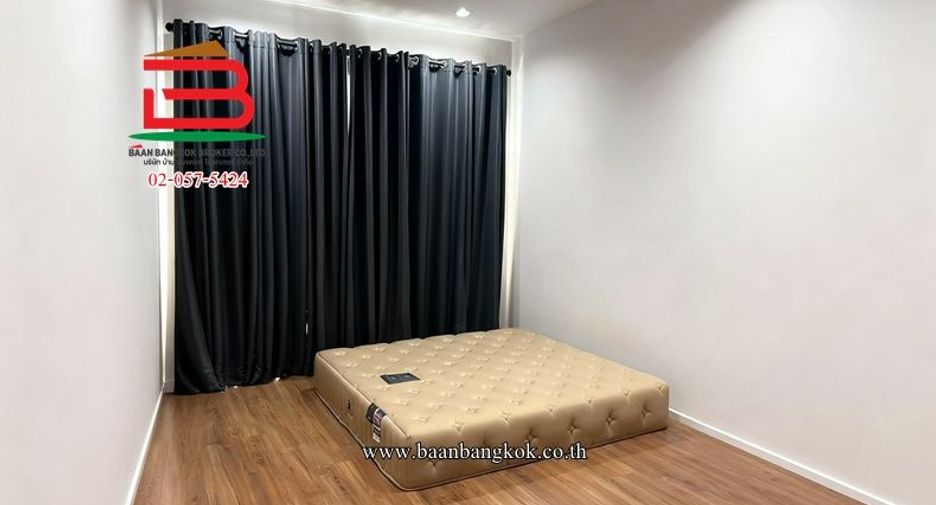 Casa adosada en venta de 3 habitaciones en Saphan Sung, Bangkok