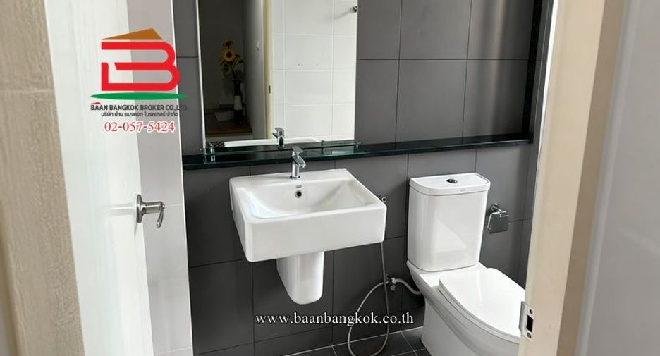 Casa adosada en venta de 3 habitaciones en Saphan Sung, Bangkok