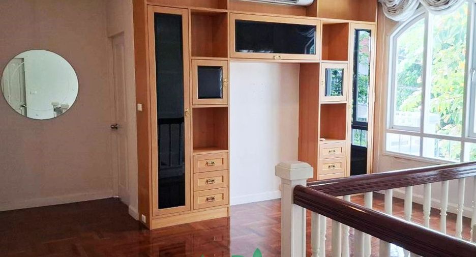For sale 5 bedrooms house in Mueang Nonthaburi, Nonthaburi
