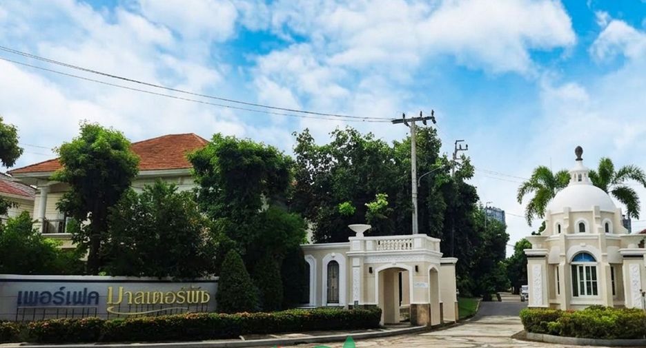 For sale 5 bedrooms house in Mueang Nonthaburi, Nonthaburi