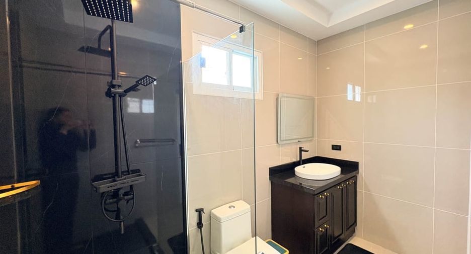 À louer et à vendre 6 chambres villa à Bang Lamung, Chonburi
