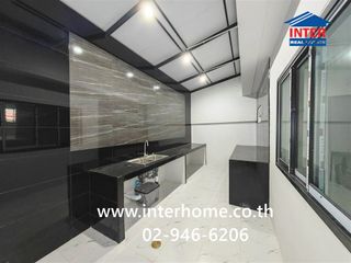 À vendre 3 chambres maison de ville à Krathum Baen, Samut Sakhon