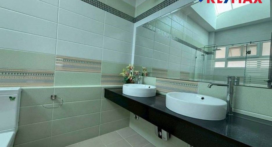 For sale 4 bedrooms house in Huay Yai, Pattaya