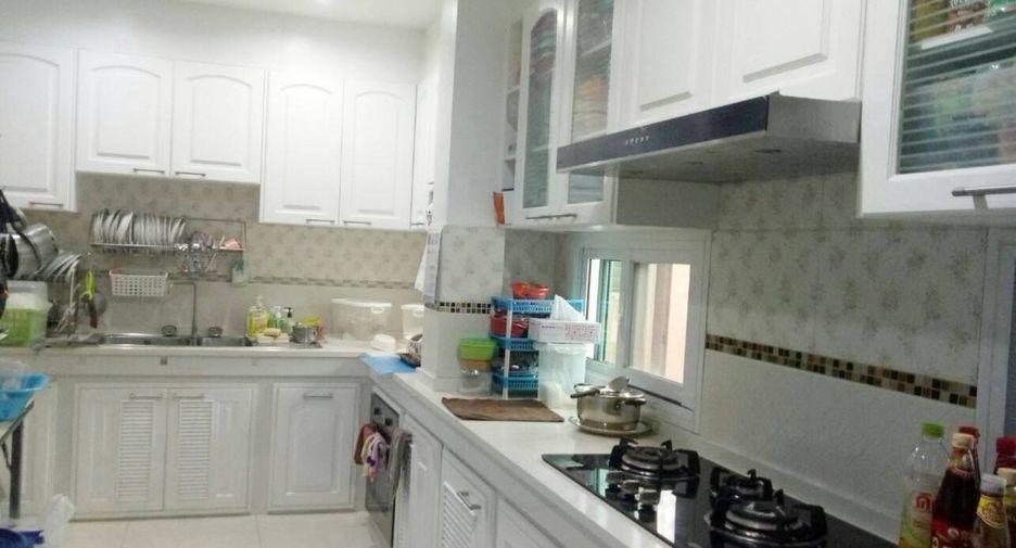 For rent 6 bedrooms house in Lam Luk Ka, Pathum Thani