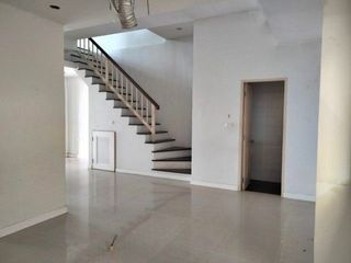 Продажа 1 кровать таунхаус в Тхунг Кхру, Бангкок