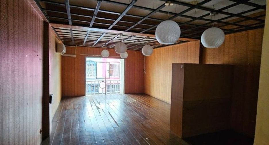 For sale 4 bedrooms retail Space in Si Racha, Chonburi