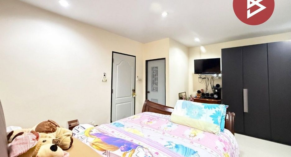 For sale 3 ベッドルーム townhouse in Sam Phran, Nakhon Pathom