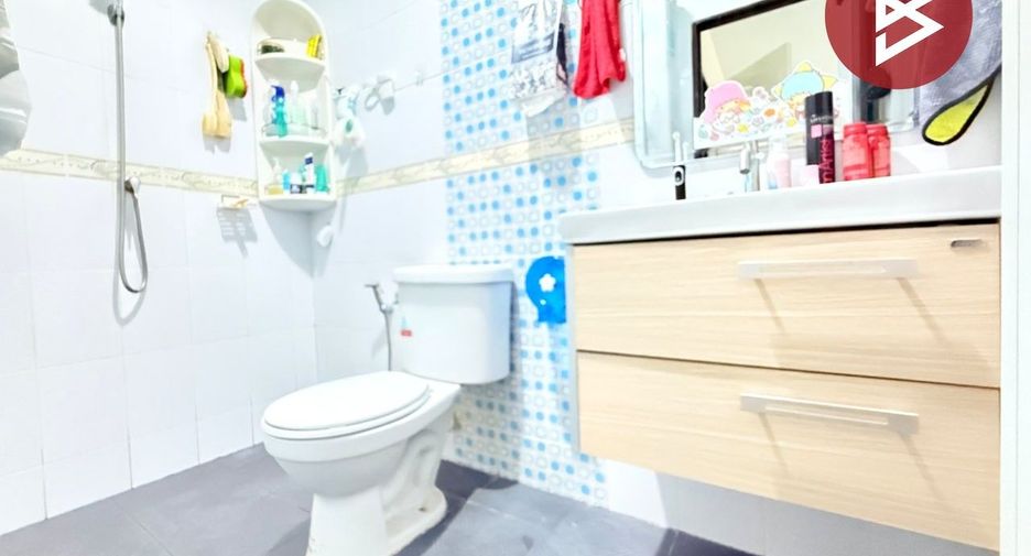 For sale 3 ベッドルーム townhouse in Sam Phran, Nakhon Pathom