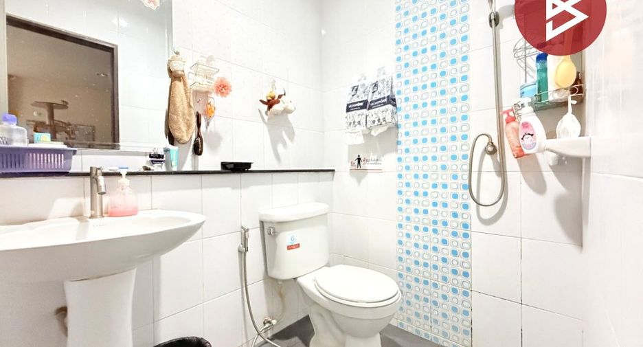 For sale 3 ベッドルーム townhouse in Sam Phran, Nakhon Pathom