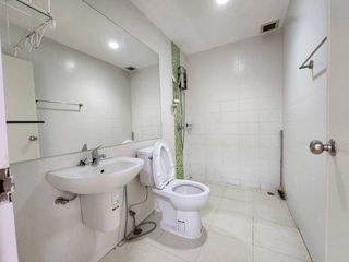À louer 4 chambres maison de ville à Bang Khun Thian, Bangkok