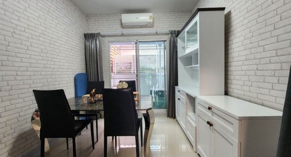 À louer 4 chambres maison de ville à Bang Khun Thian, Bangkok