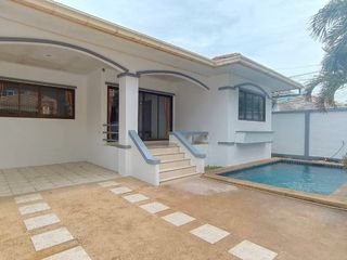 For rent 3 bedrooms villa in Bang Lamung, Chonburi