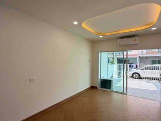 出租 3 卧室 联排别墅 在 Suan Luang, 曼谷