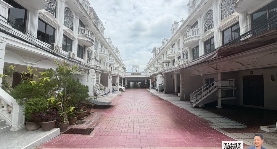 出售 3 卧室 联排别墅 在 Watthana, 曼谷
