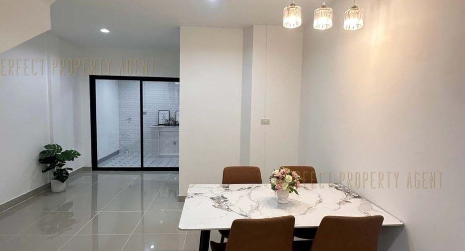 Casa adosada en venta de 2 habitaciones en Lat Krabang, Bangkok