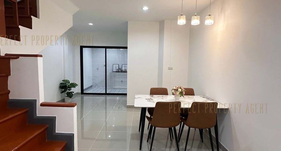 Casa adosada en venta de 2 habitaciones en Lat Krabang, Bangkok