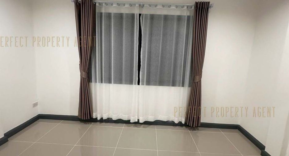 Casa adosada en venta de 2 habitaciones en Lat Krabang, Bangkok