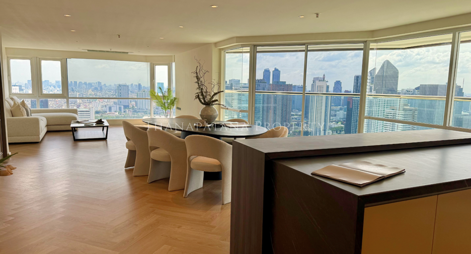 For sale 4 bedrooms condo in Watthana, Bangkok