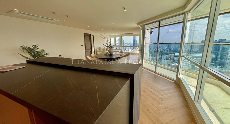 For sale 4 bedrooms condo in Watthana, Bangkok