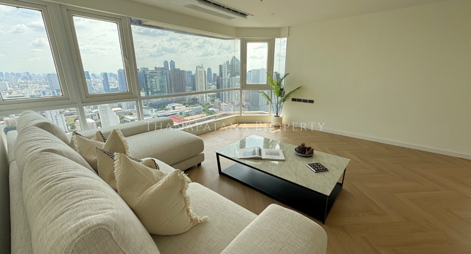For sale 4 bedrooms condo in Watthana, Bangkok