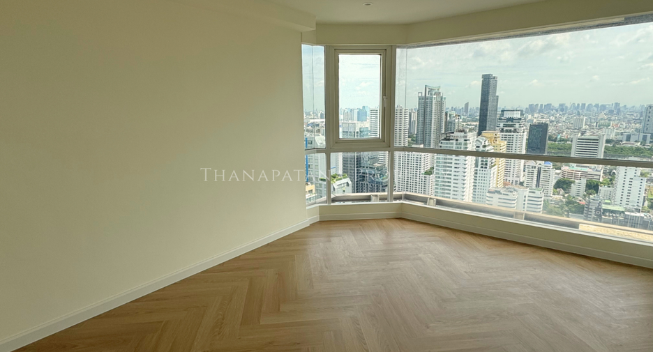 For sale 4 bedrooms condo in Watthana, Bangkok
