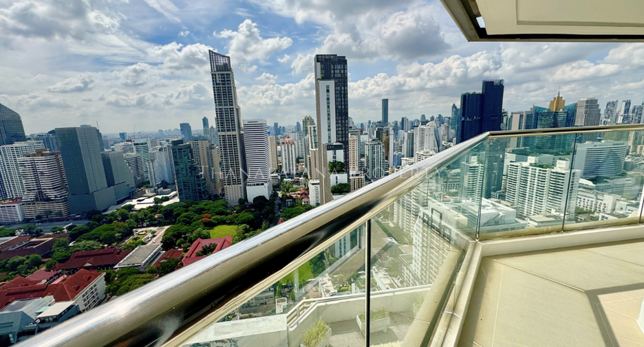 For sale 4 bedrooms condo in Watthana, Bangkok