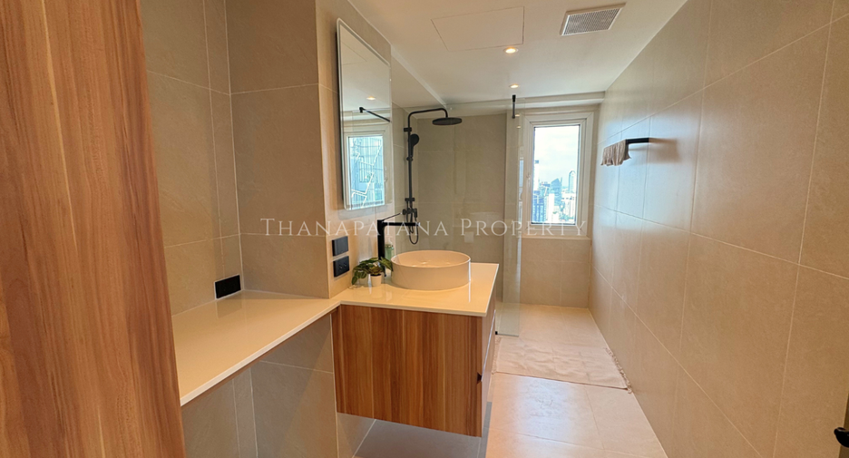 For sale 4 bedrooms condo in Watthana, Bangkok