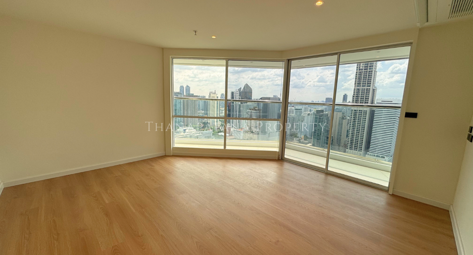 For sale 4 bedrooms condo in Watthana, Bangkok