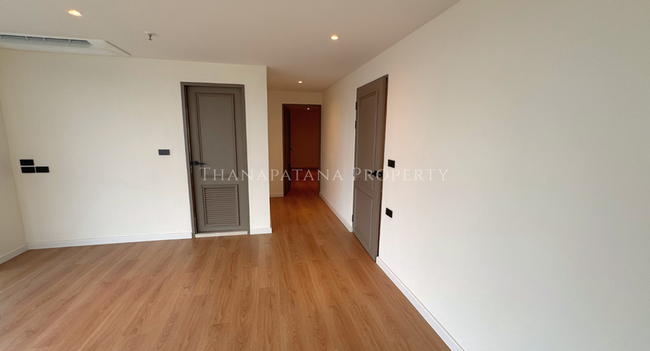 For sale 4 bedrooms condo in Watthana, Bangkok