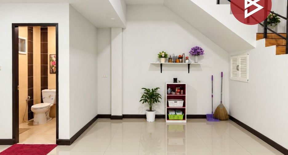 For sale 3 ベッドルーム townhouse in Sam Phran, Nakhon Pathom