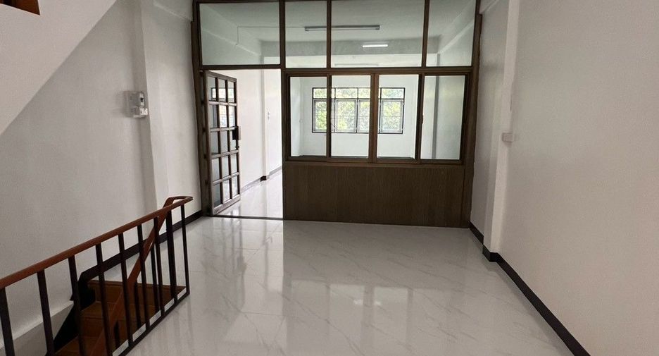 Local comercial en alquiler de 4 habitaciones en Khlong San, Bangkok