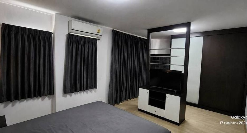 For rent 3 bedrooms townhouse in Suan Luang, Bangkok