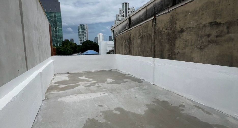 For sale 4 ベッドルーム retail Space in Khlong San, Bangkok