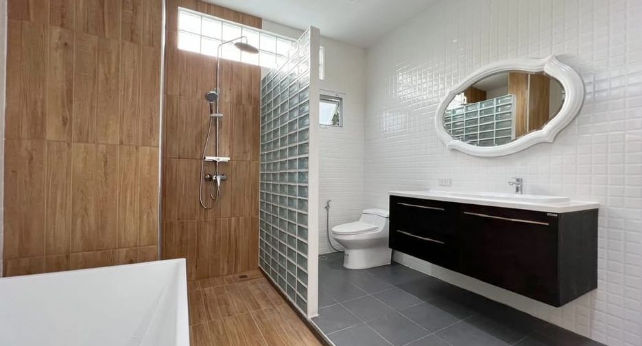Haus zur Miete mit 4 Zimmer in Bang Lamung, Chonburi