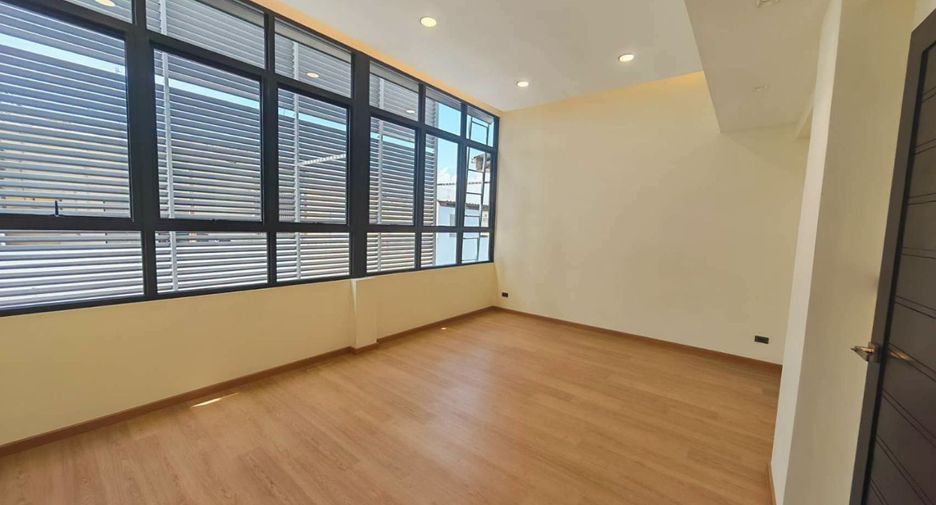 出租 4 卧室 联排别墅 在 Suan Luang, 曼谷