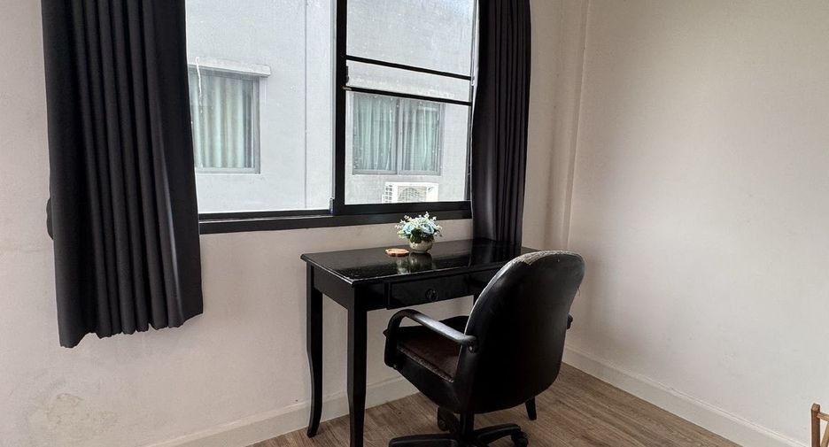 Reihenhaus zur Miete mit 3 Zimmer in Saphan Sung, Bangkok
