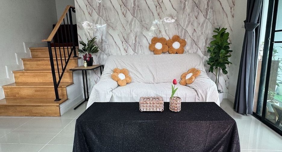 Reihenhaus zur Miete mit 3 Zimmer in Saphan Sung, Bangkok