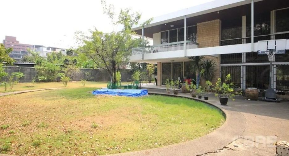 For sale 4 ベッドルーム house in Watthana, Bangkok
