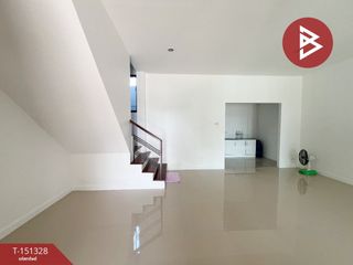 À vendre 3 chambres maison de ville à Phan Thong, Chonburi