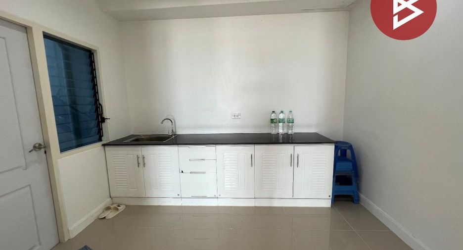À vendre 3 chambres maison de ville à Phan Thong, Chonburi